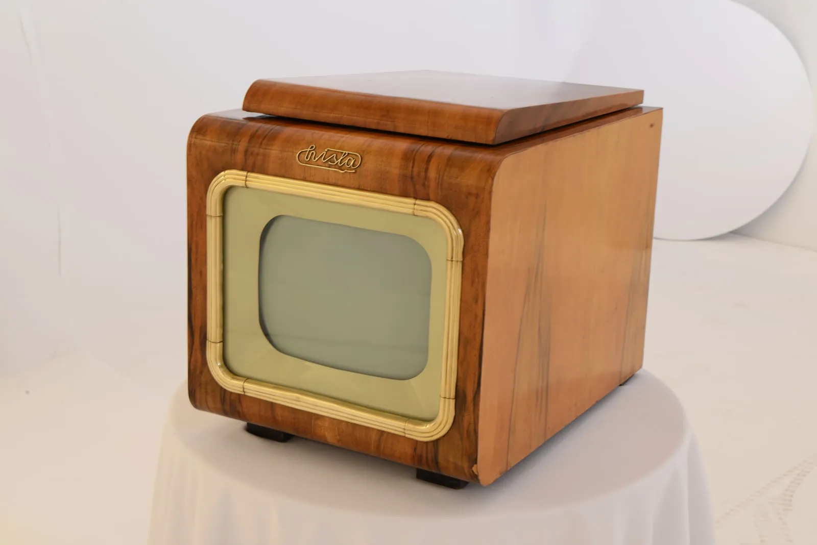 The finished 3D model of the vintage television after photogrammetry processing — realistic wood, casing, and screen detail